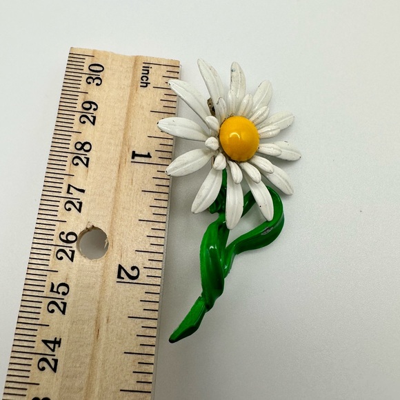 Vintage 1960s Flower Pin Vintage 60s White Daisy Enameled Flower Brooch - Picture 5 of 6
